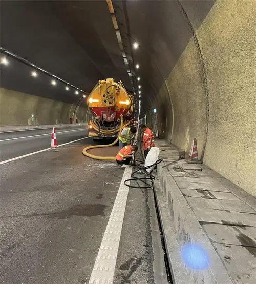 德庆隧道排水渠清淤